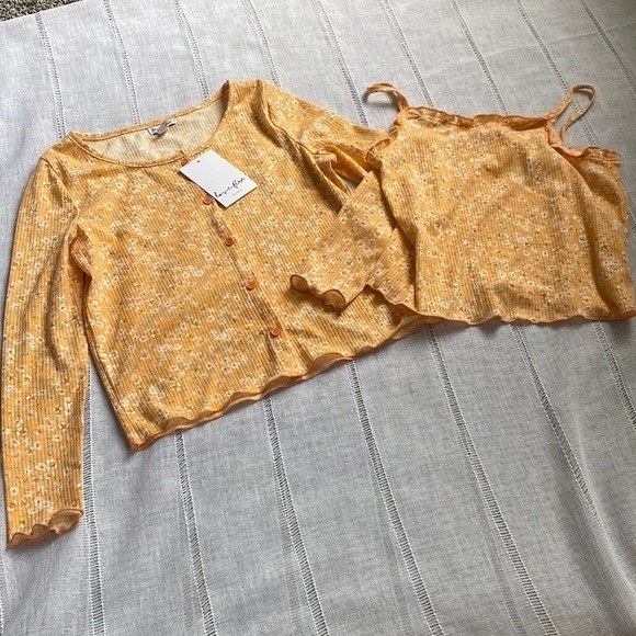 NWT Love, Fire cropped cardigan and tank set in orange sherbet with ditsy print. - Picture 8 of 17